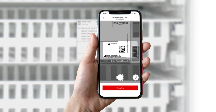 Hand scannt DataMatrix-Code mit dem Smartphone